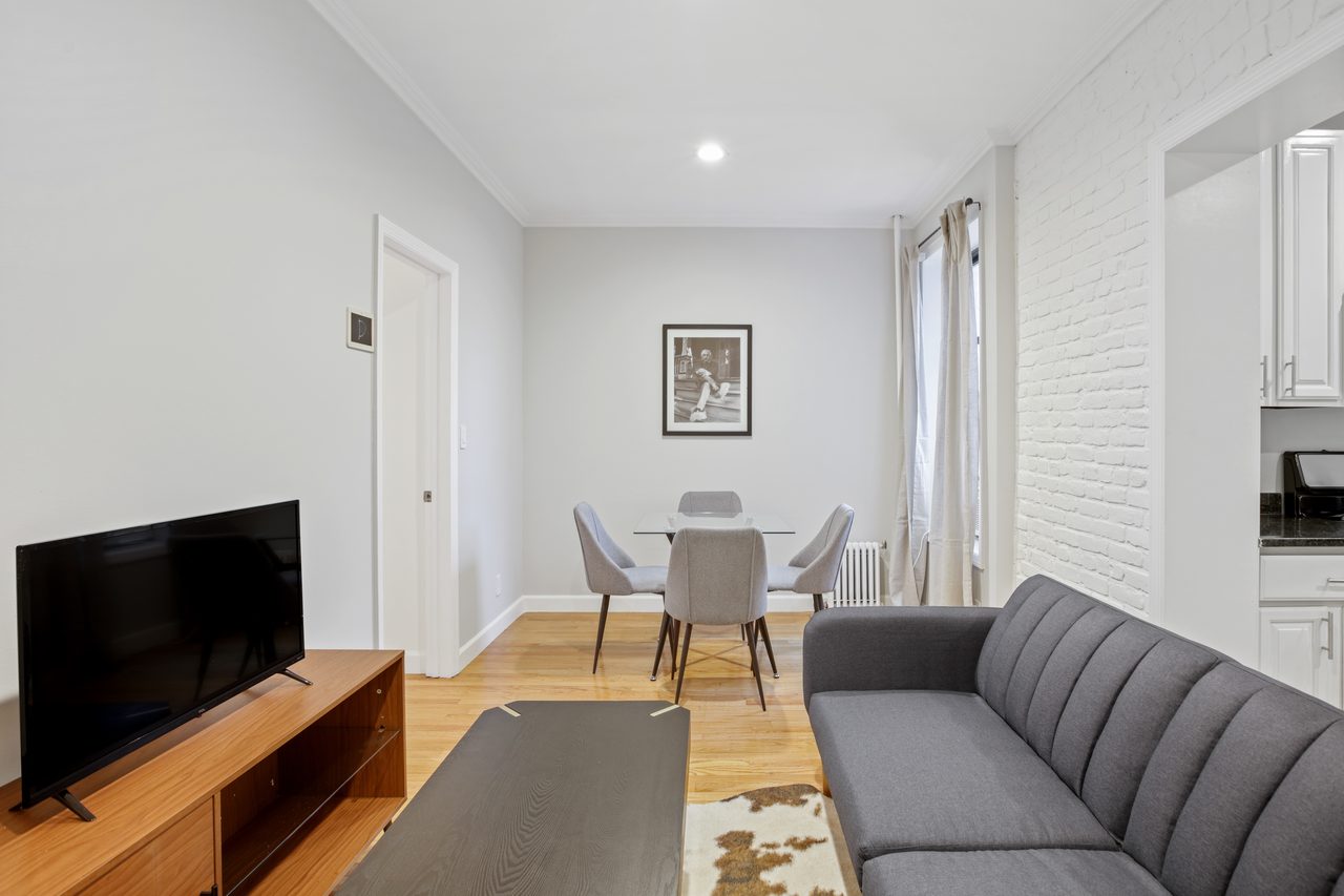 a room in Hamilton Heights photo 6
