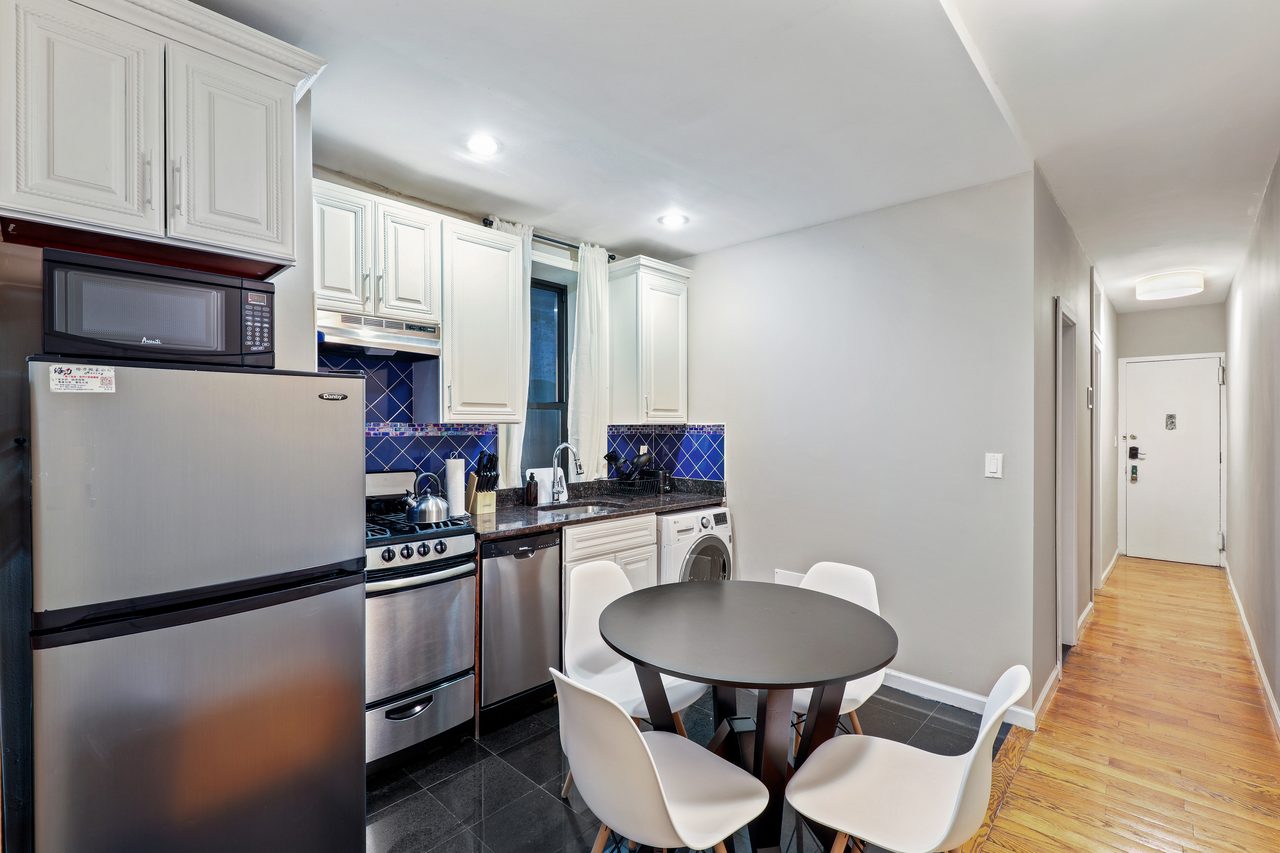 a room in Morningside Heights photo 7