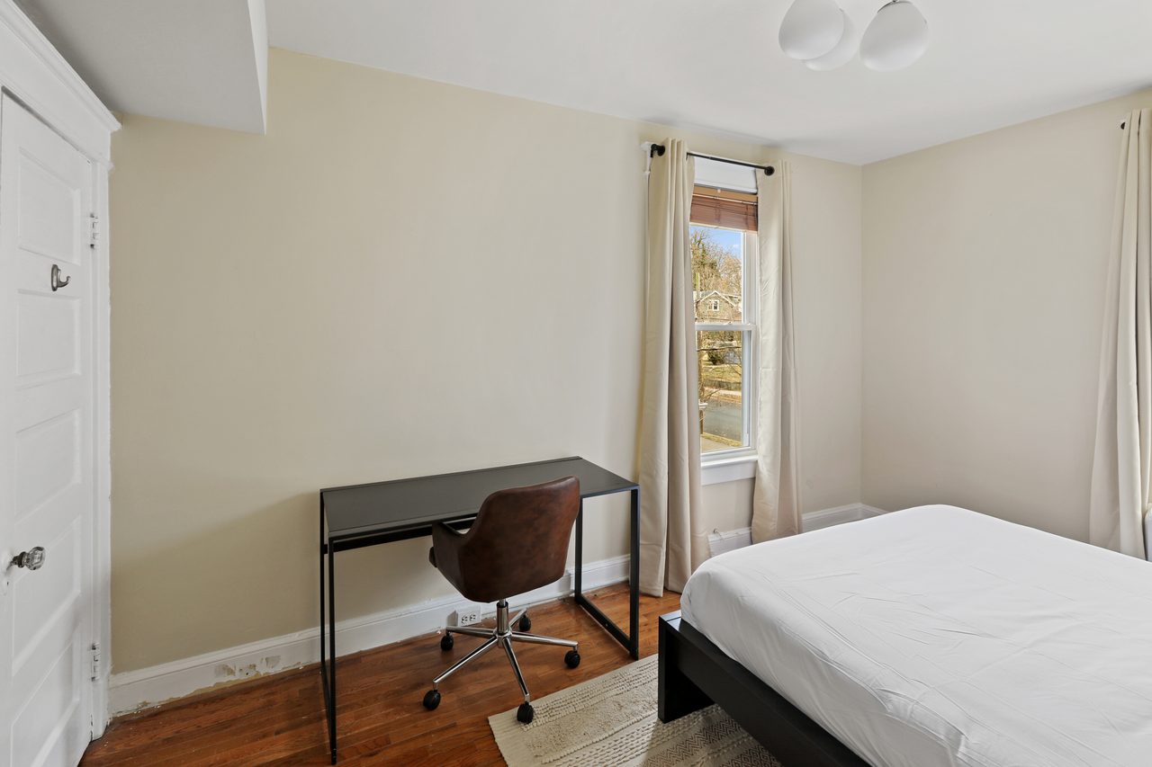 a room in Northeast Washington photo 2