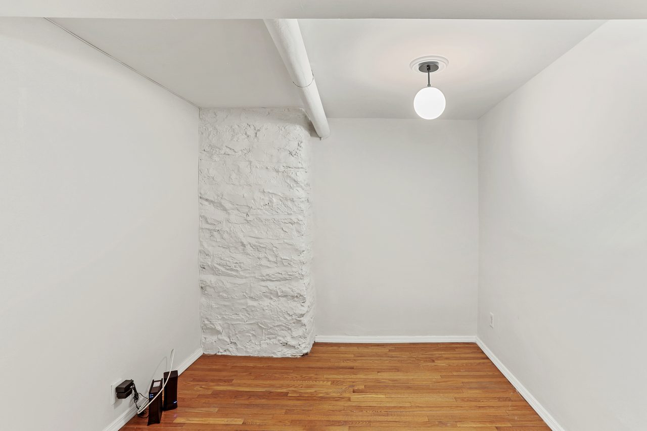 a room in Hamilton Heights photo 9