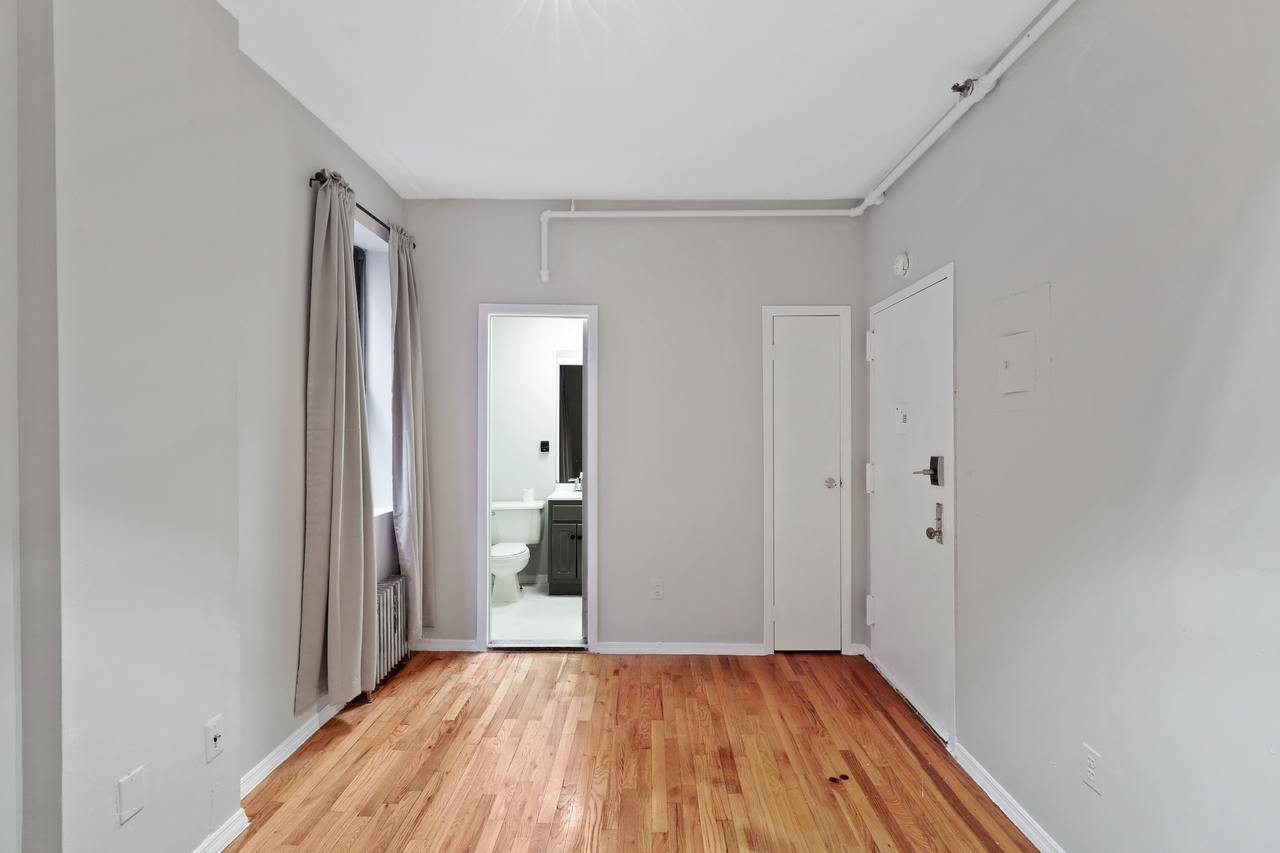 a room in Lincoln Square photo 4