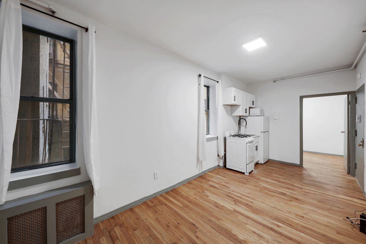 a room in Lincoln Square photo 4
