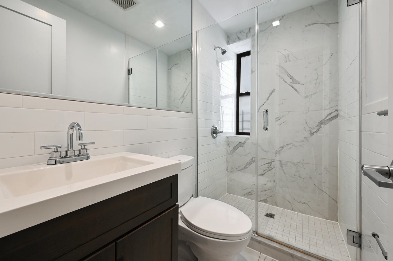 a room in Hamilton Heights photo 9