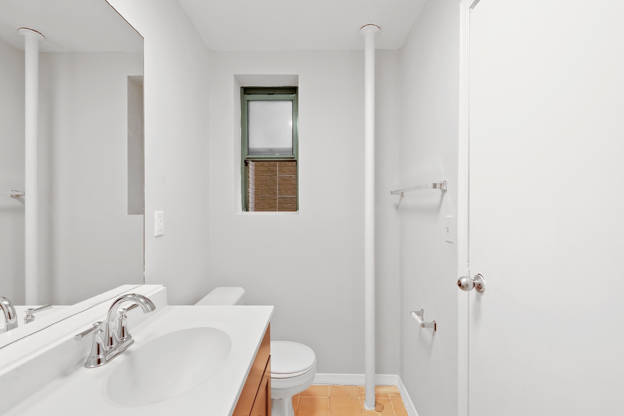 a room in Lincoln Square photo 5