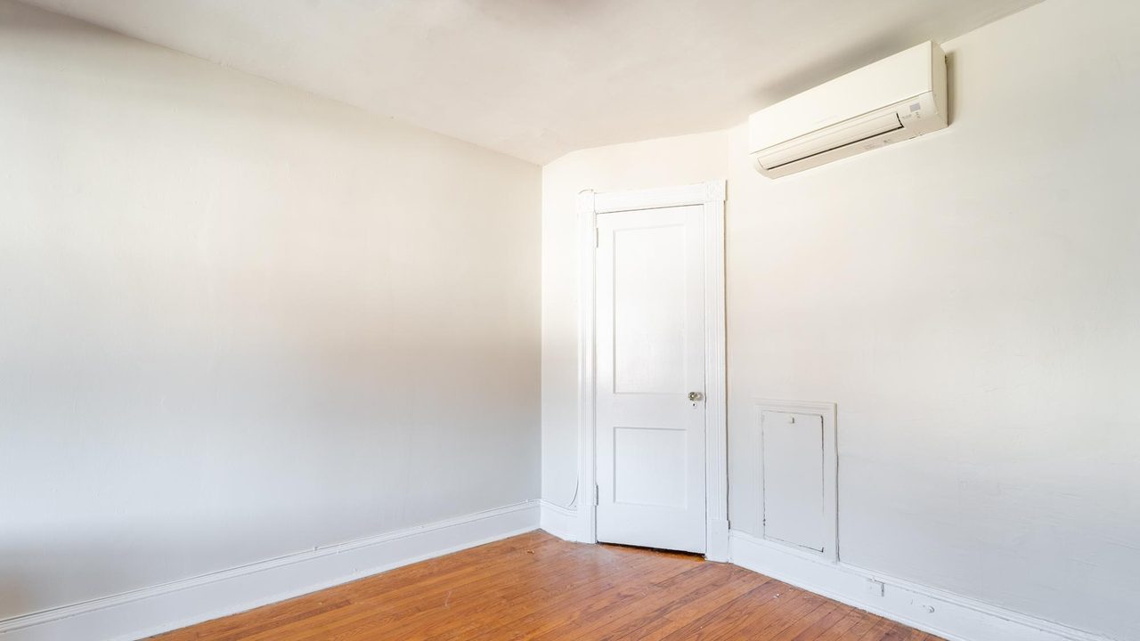 a room in Northwest Washington photo 7