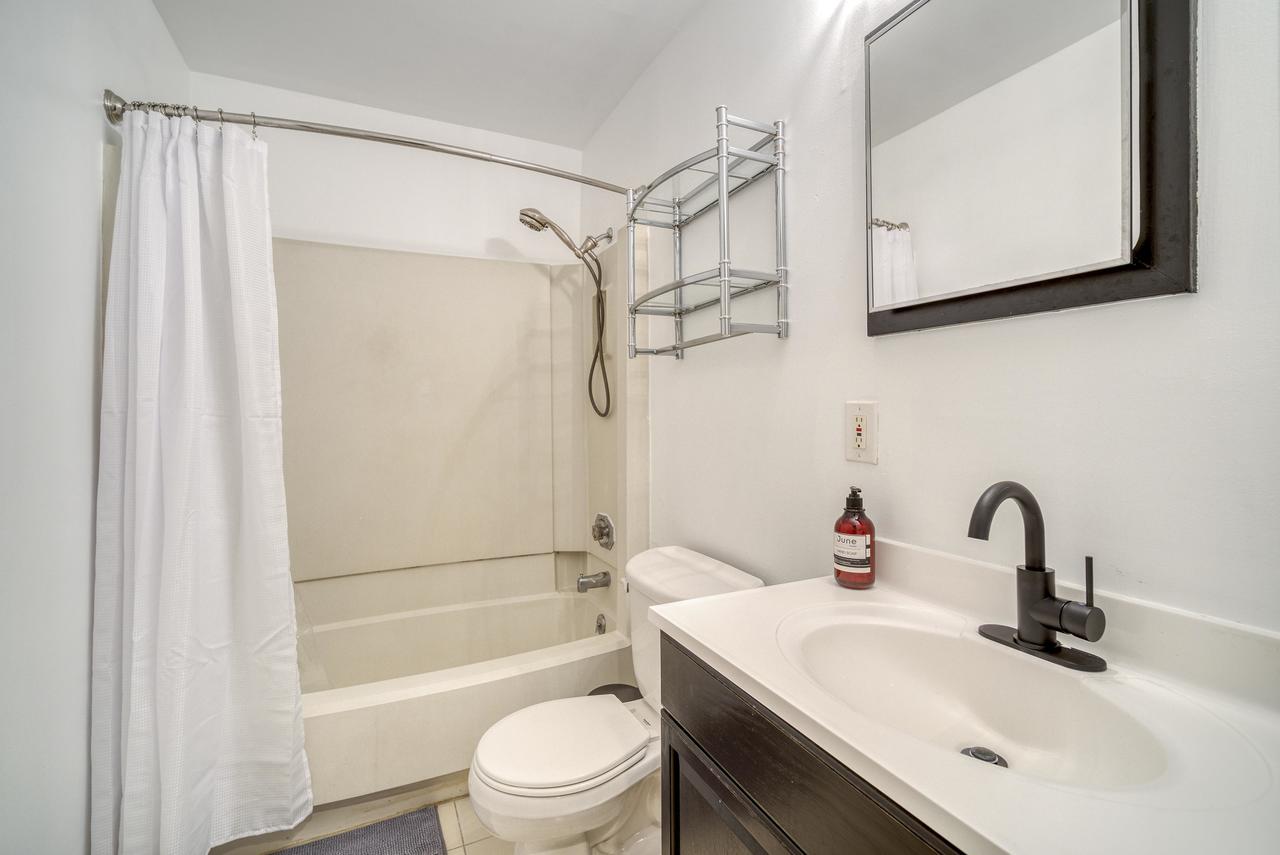 a room in Barney Circle photo 4