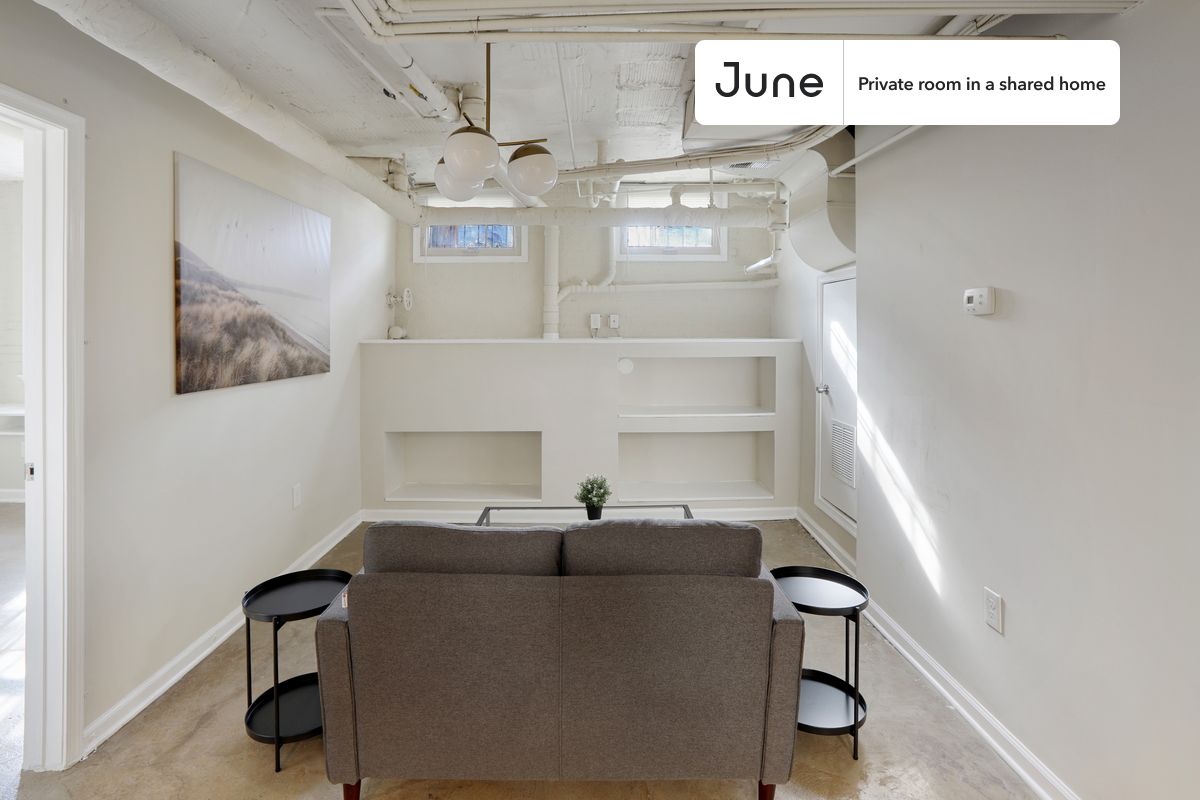 a room in Northwest Washington photo 5