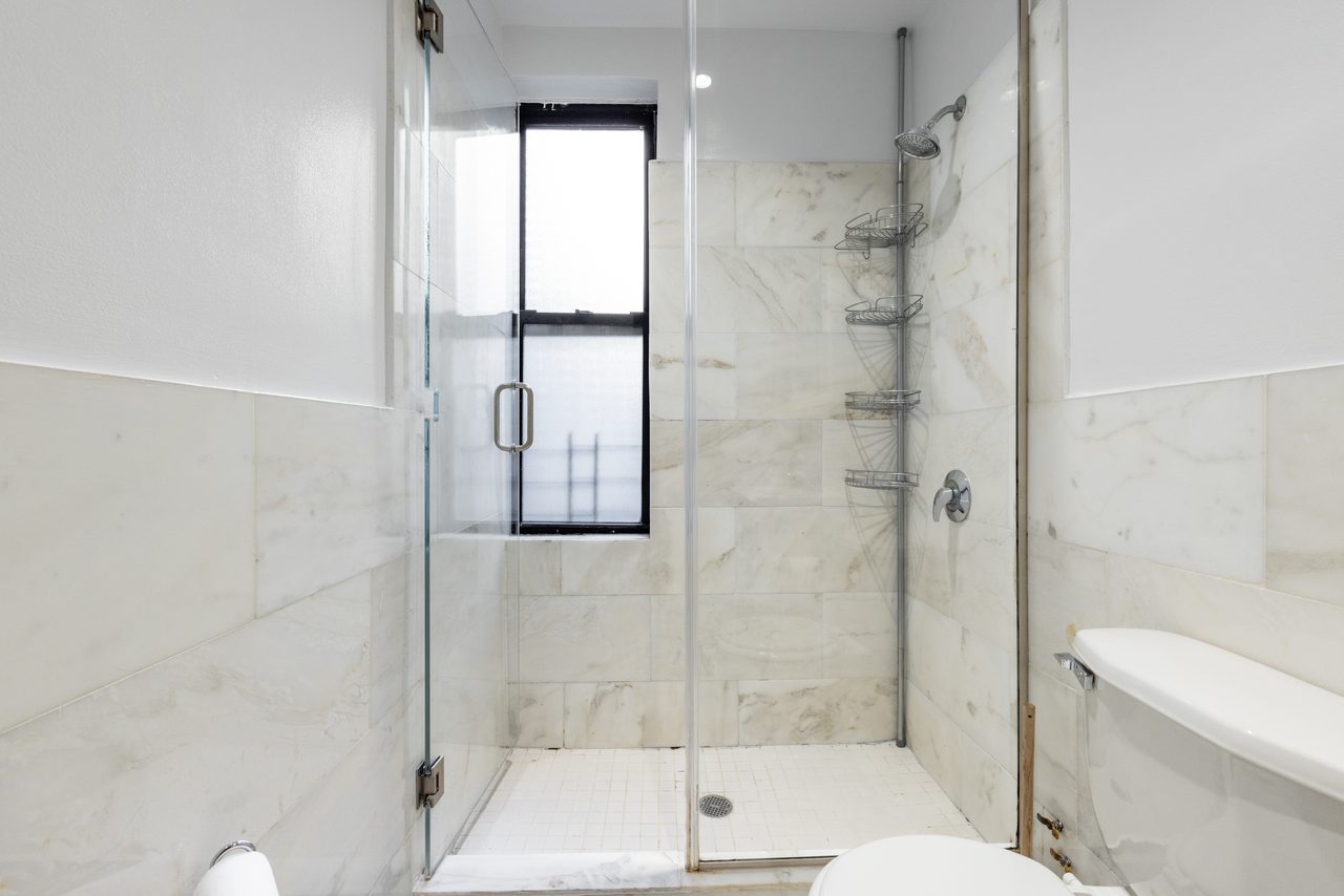 a room in Hamilton Heights photo 9