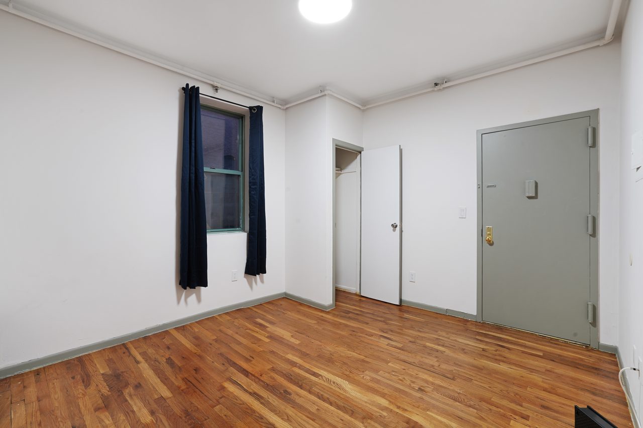 a room in Lincoln Square photo 7