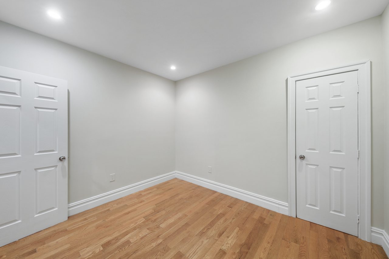 a room in Hamilton Heights photo 9