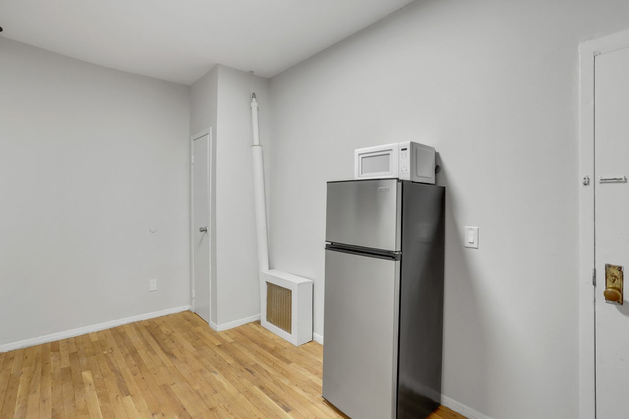 a room in Lincoln Square photo 3