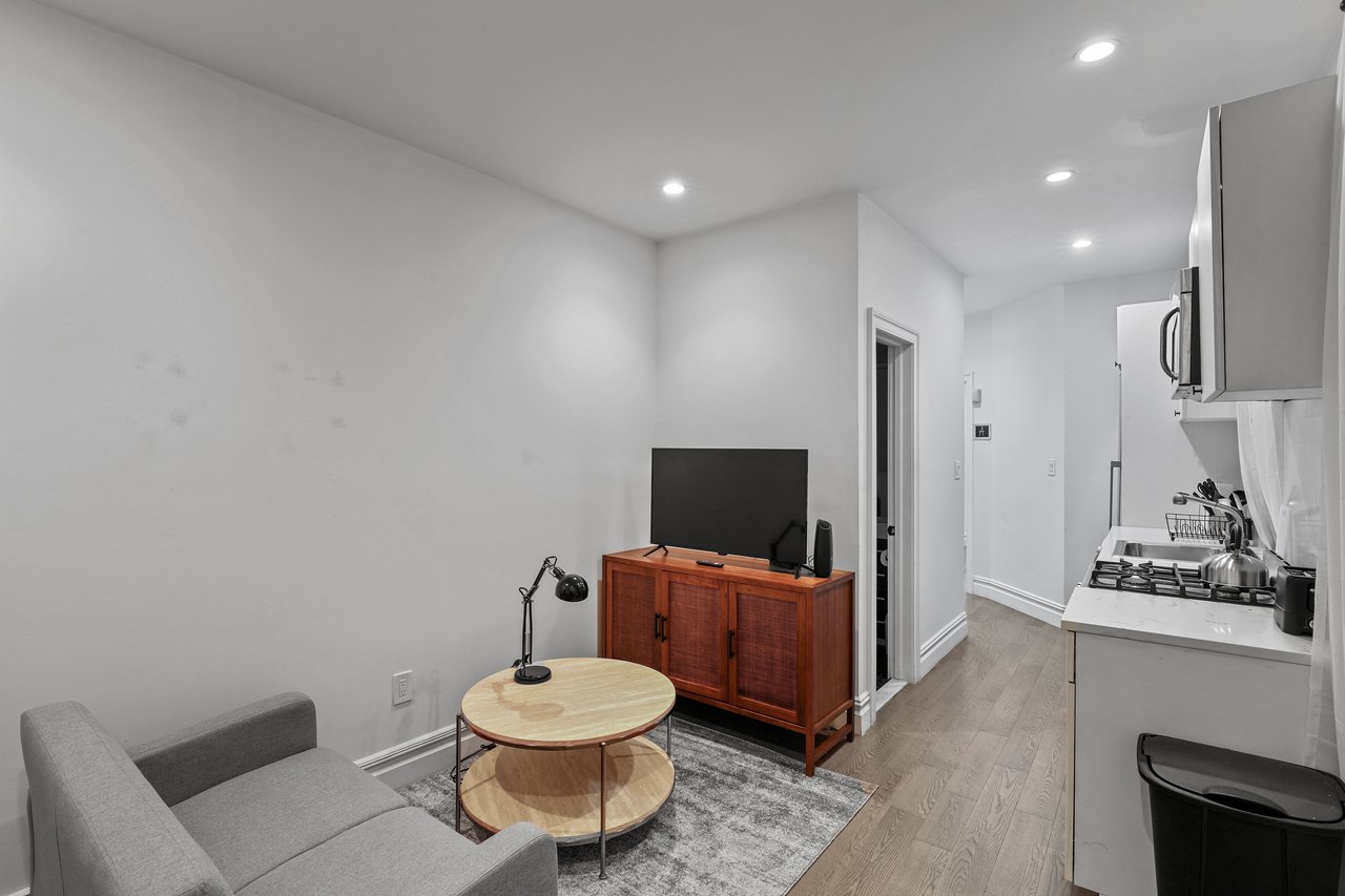 a room in Hell's Kitchen photo 6