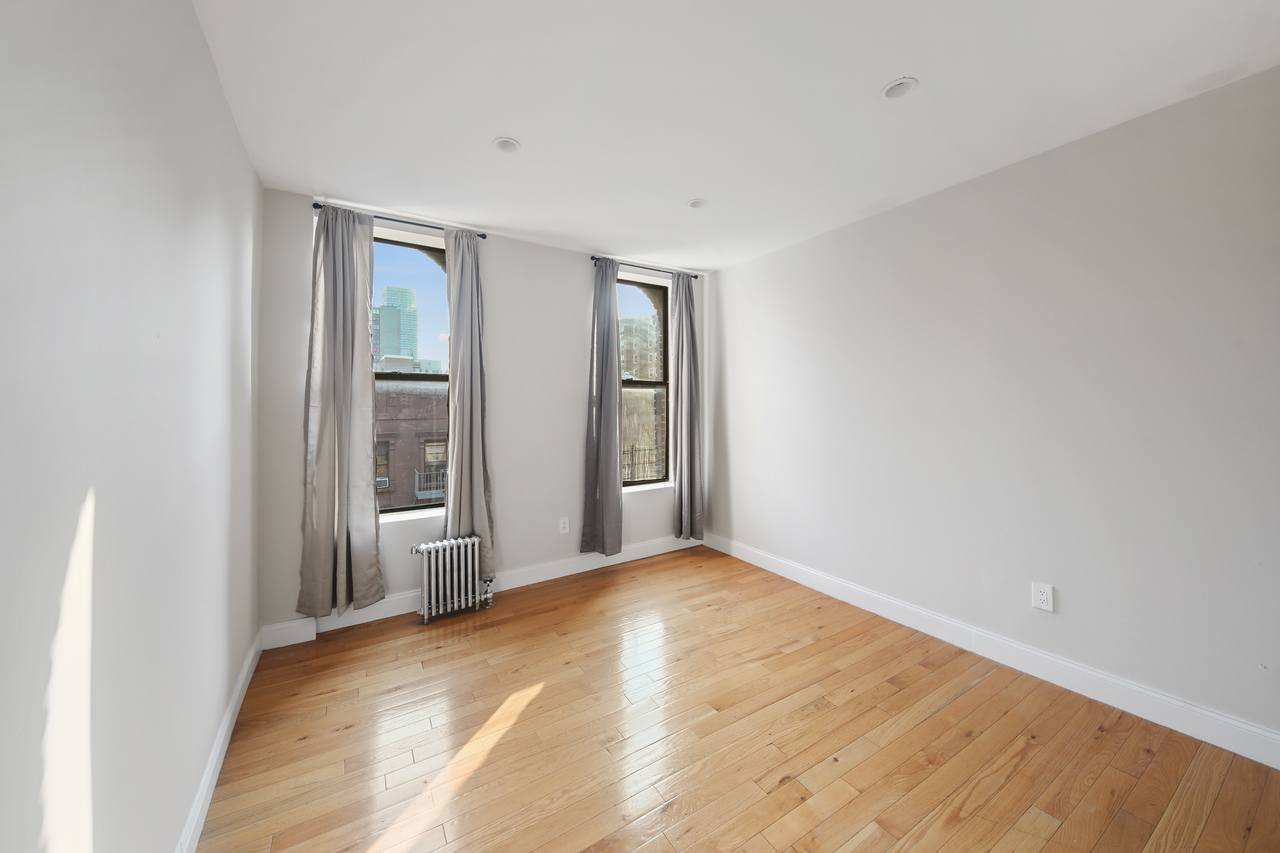 a room in East Harlem photo 2