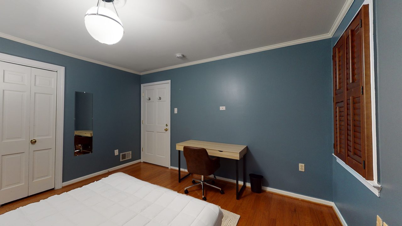 a room in Southwest Waterfront photo 4