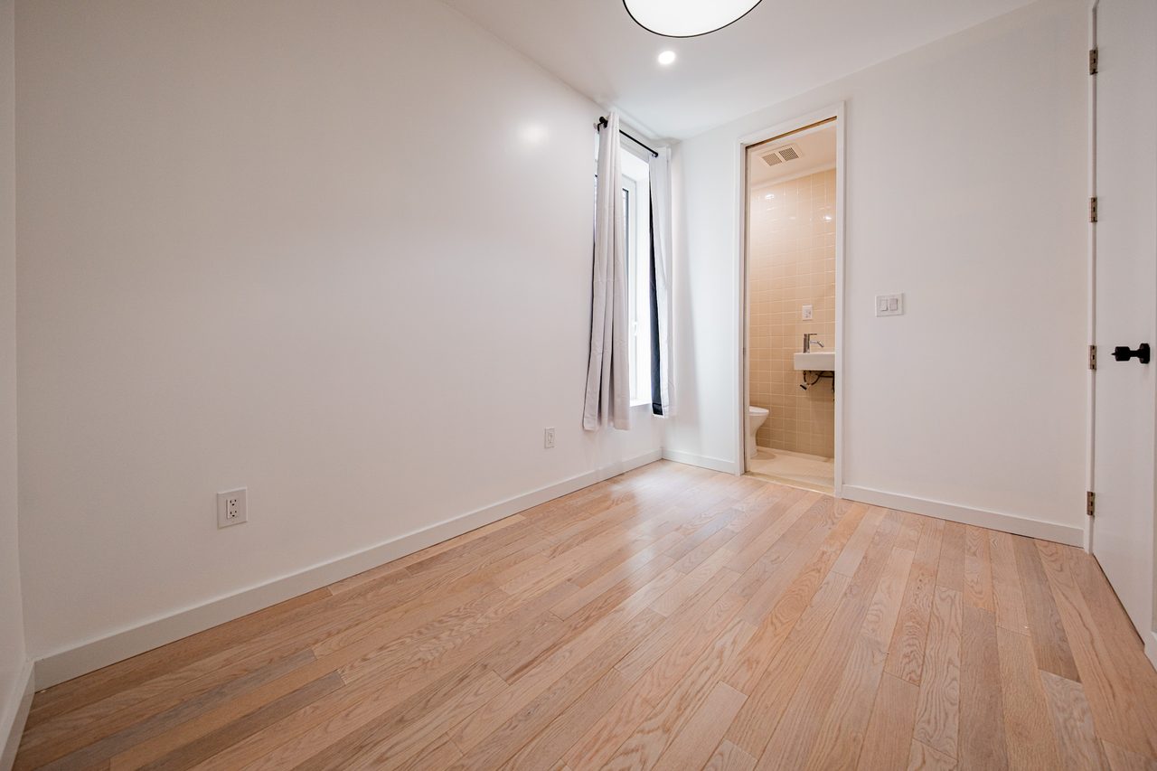a room in Flatbush photo 3