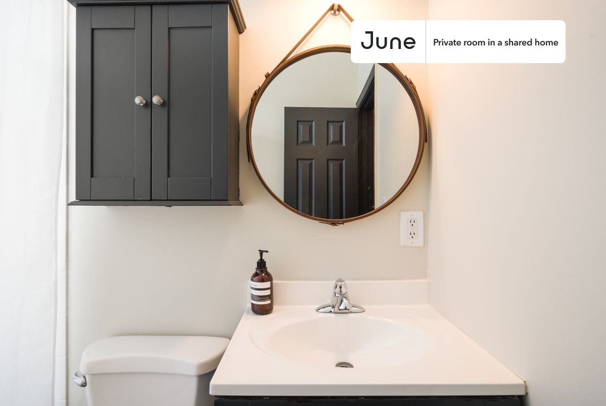 a room in Northwest Washington photo 8