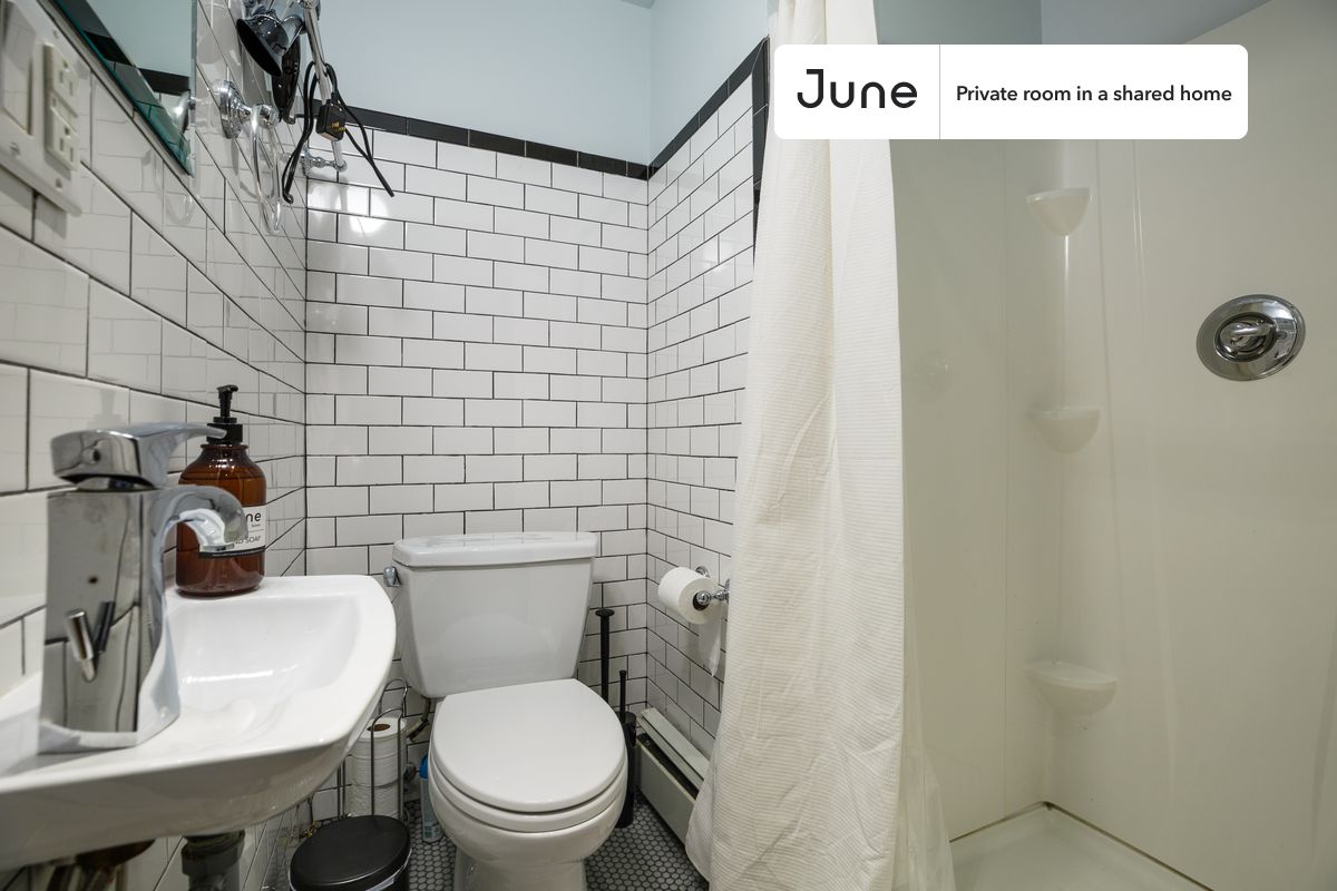 a room in Yorkville photo 5