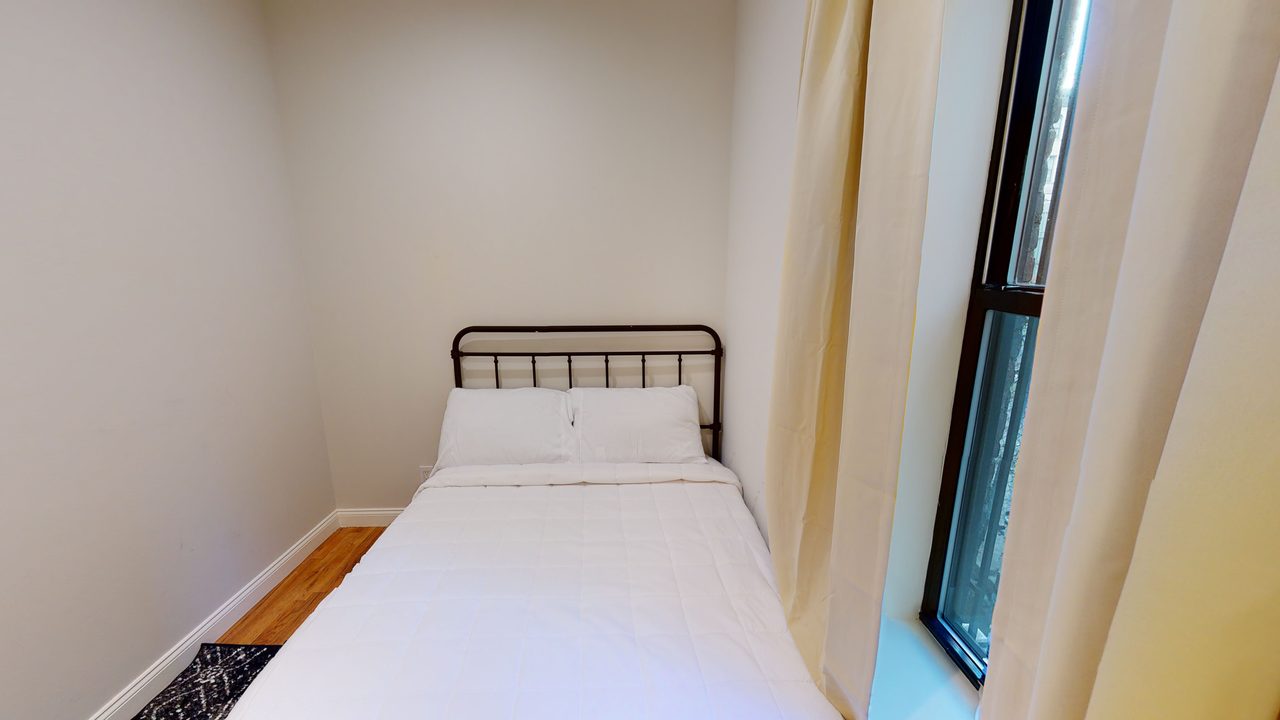a room in Hamilton Heights photo 2