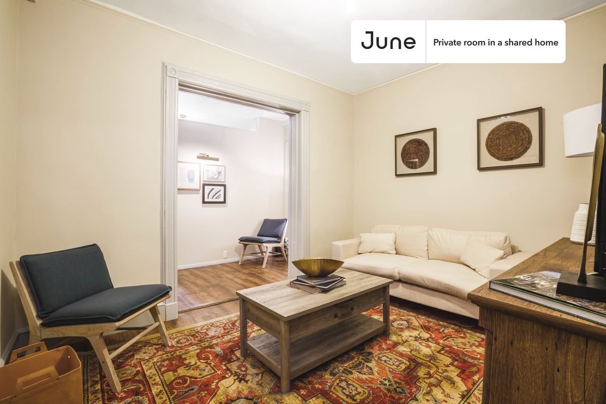 a room in Theatre District photo 5