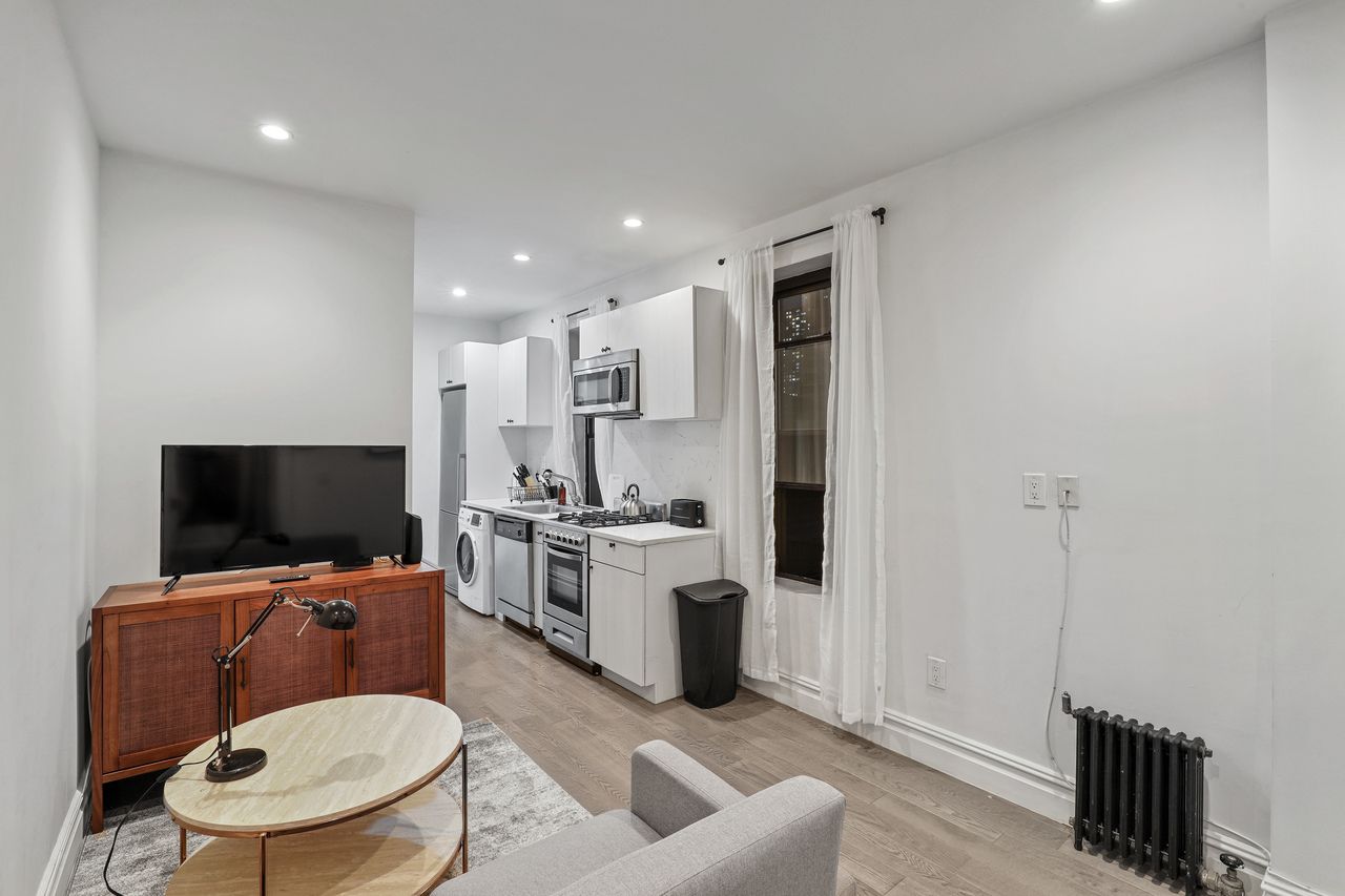 a room in Hell's Kitchen photo 5