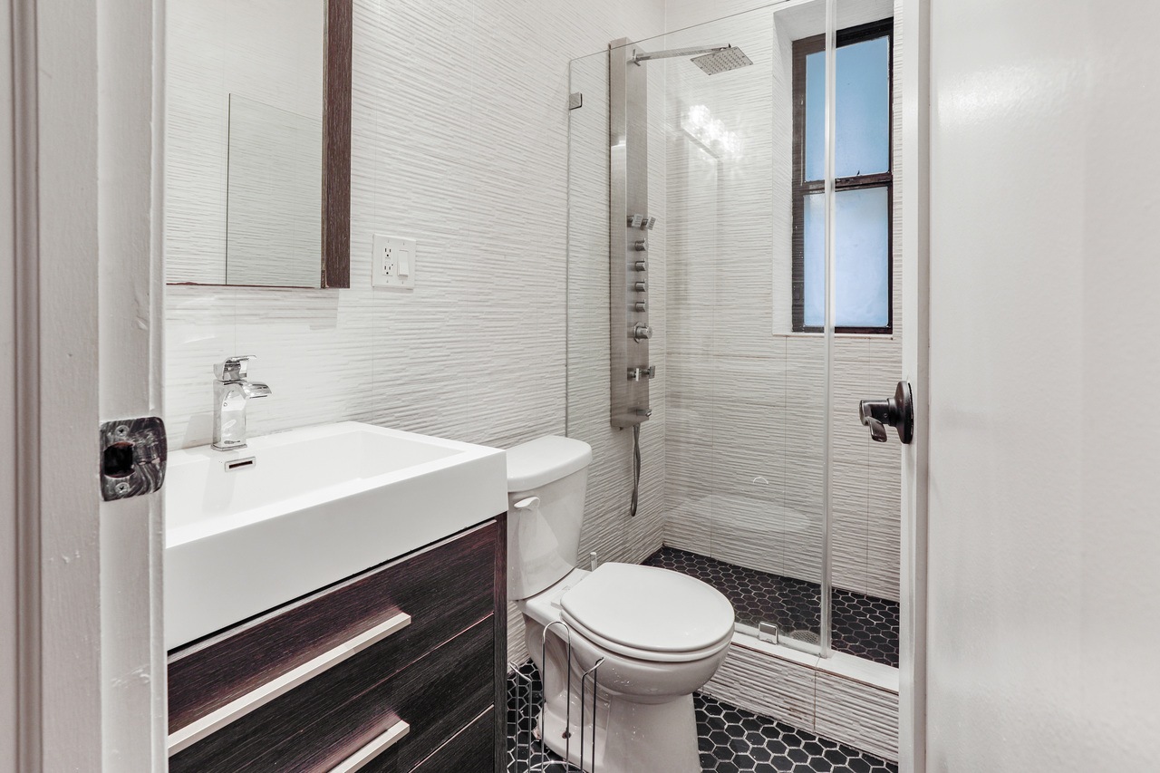 a room in East Harlem photo 6