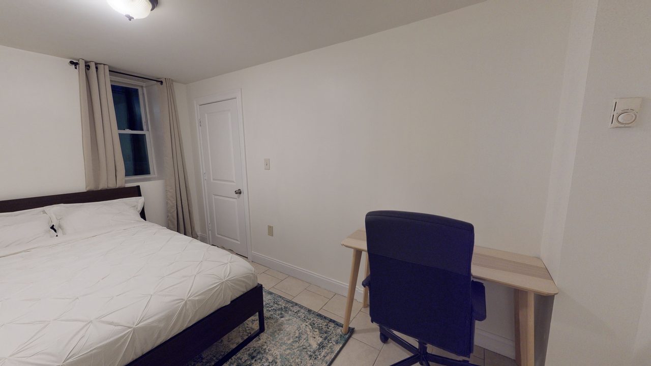 a room in Roxbury photo 3
