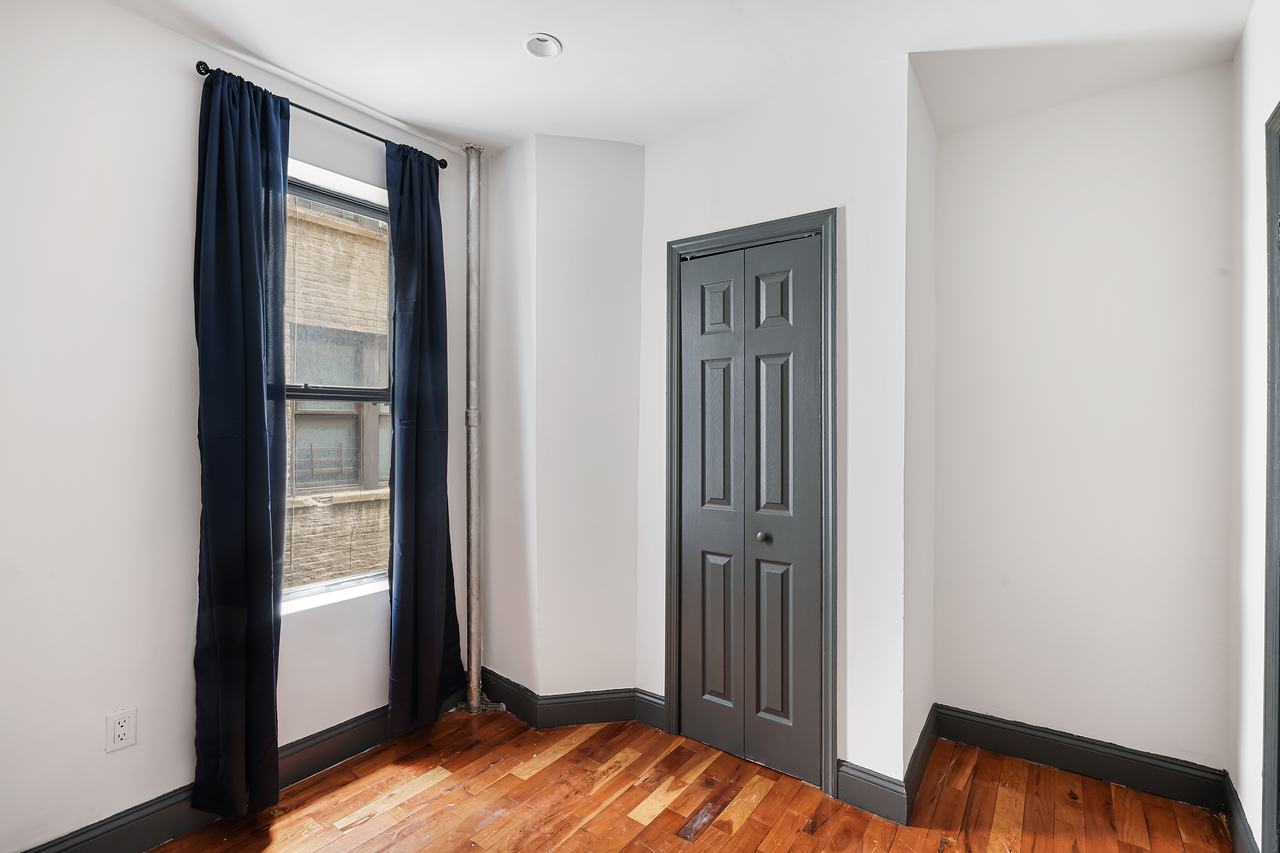 a room in East Harlem photo 3