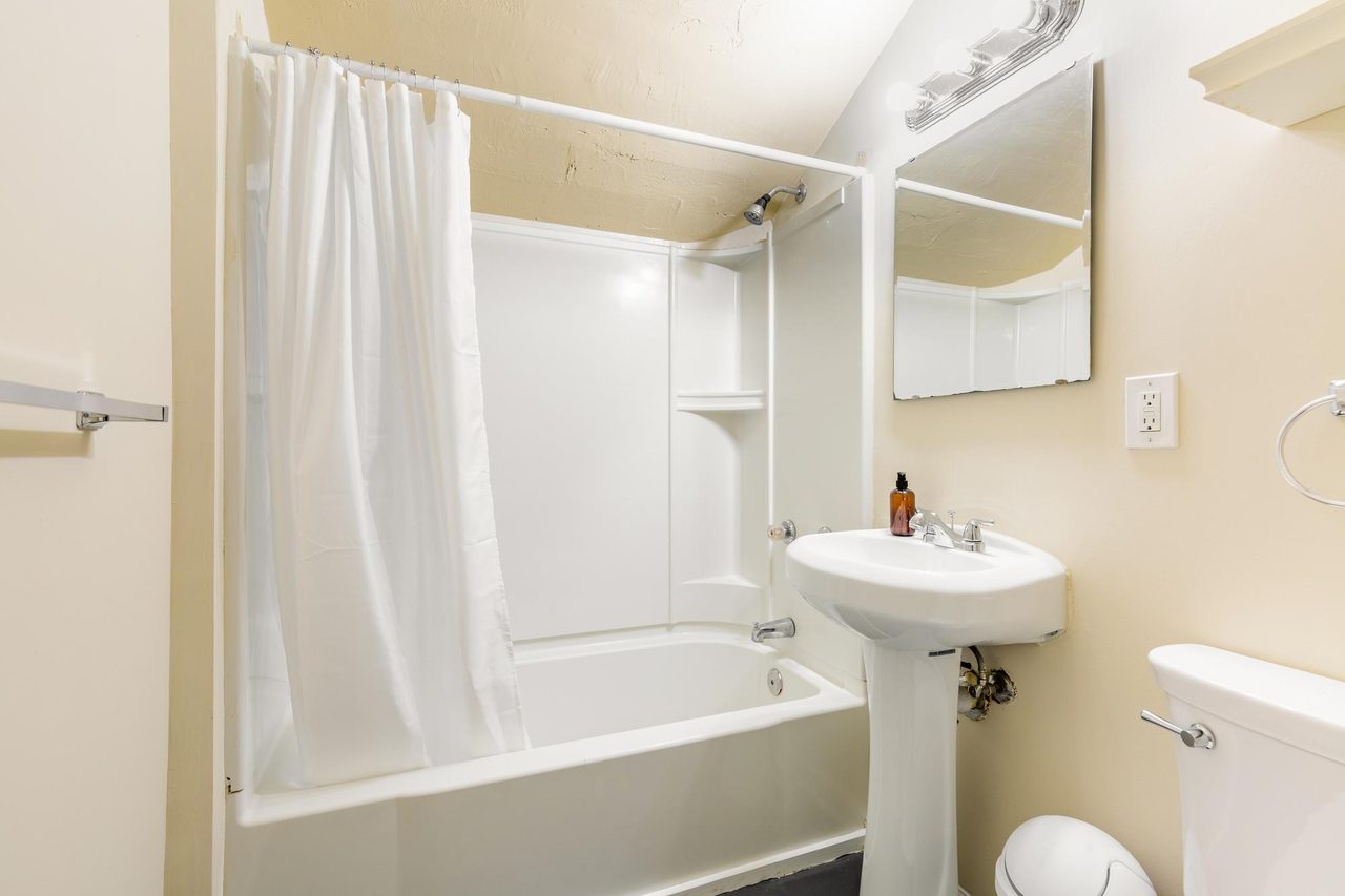 a room in Northwest Washington photo 4