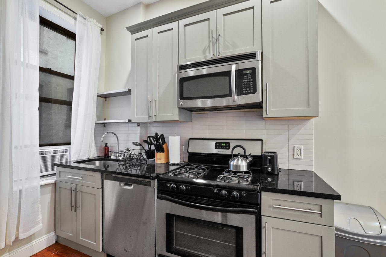 a room in Crown Heights photo 6
