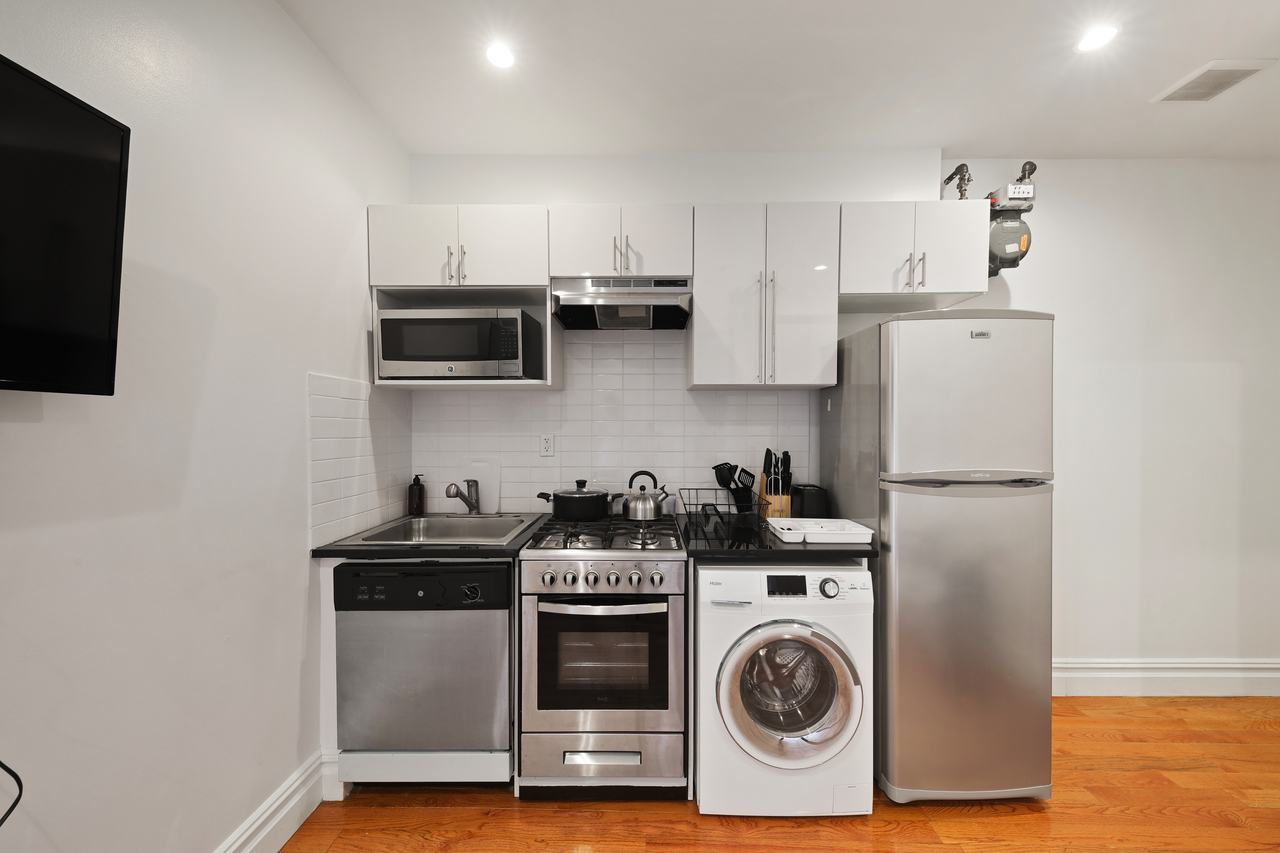 a room in Hell's Kitchen photo 2