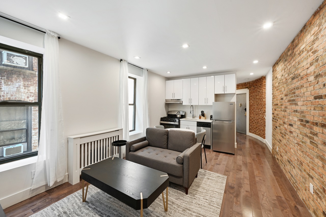 a room in Hamilton Heights photo 5