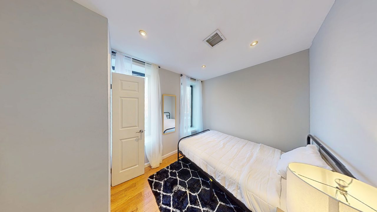 a room in Morningside Heights photo 3