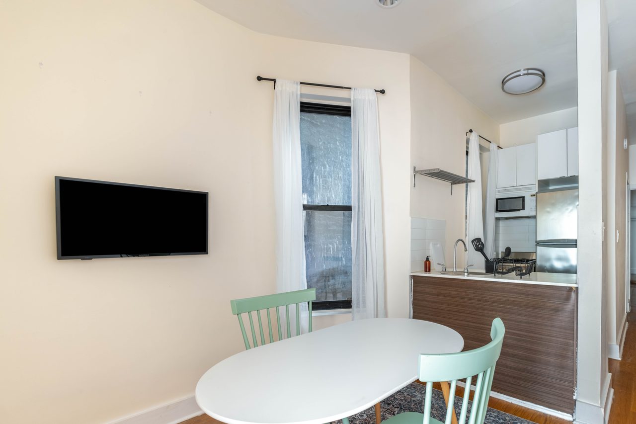 a room in Morningside Heights photo 7