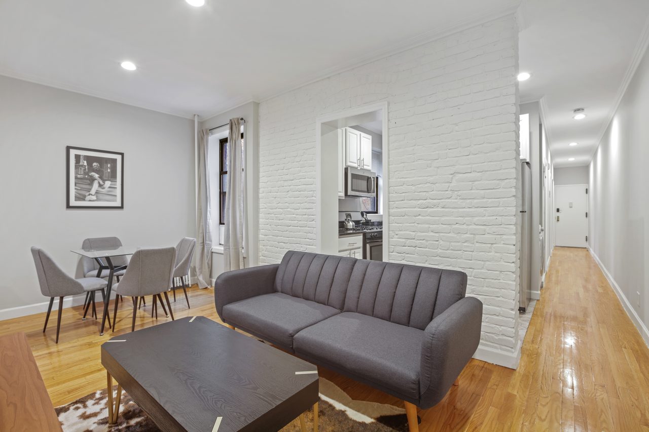 a room in Hamilton Heights photo 5