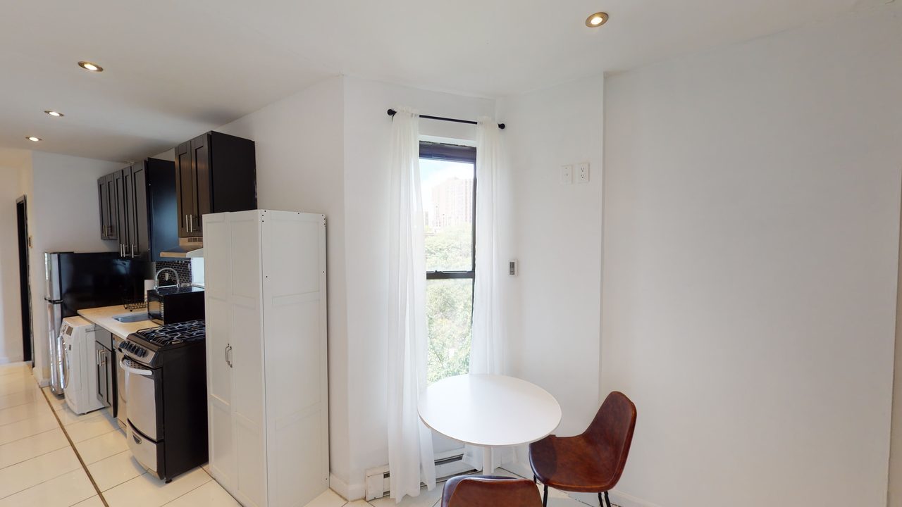 a room in Morningside Heights photo 7