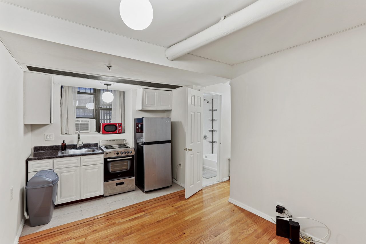 a room in Hamilton Heights photo 2