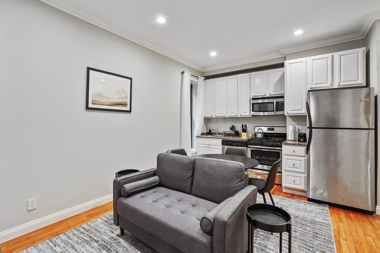 a room in Hamilton Heights photo 8