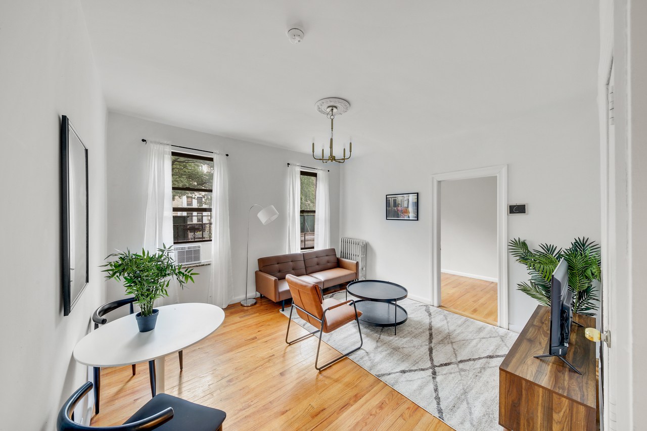 a room in Hamilton Heights photo 2