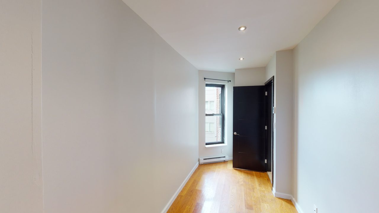 a room in Morningside Heights photo 2