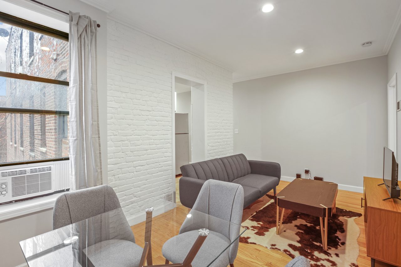 a room in Hamilton Heights photo 8