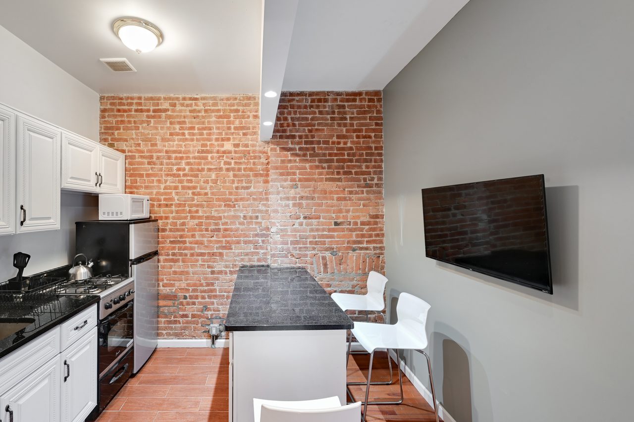 a room in Theater District photo 6