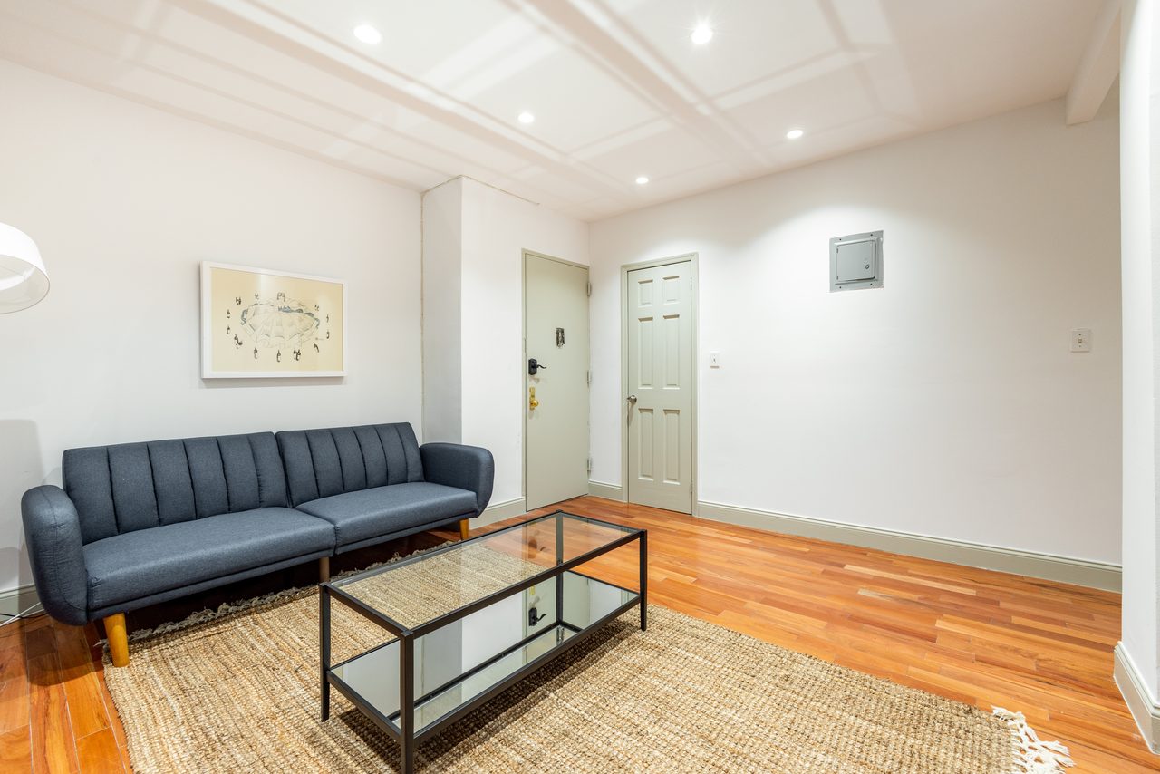 a room in Hamilton Heights photo 3