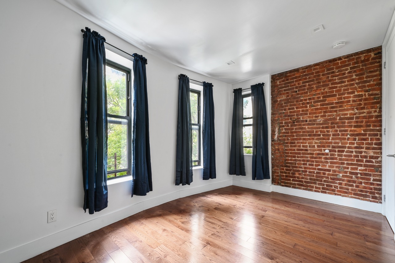 a room in Hamilton Heights photo 2