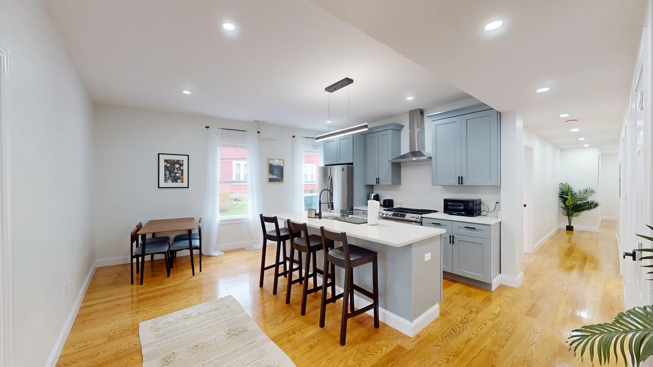 a room in Roxbury photo 2