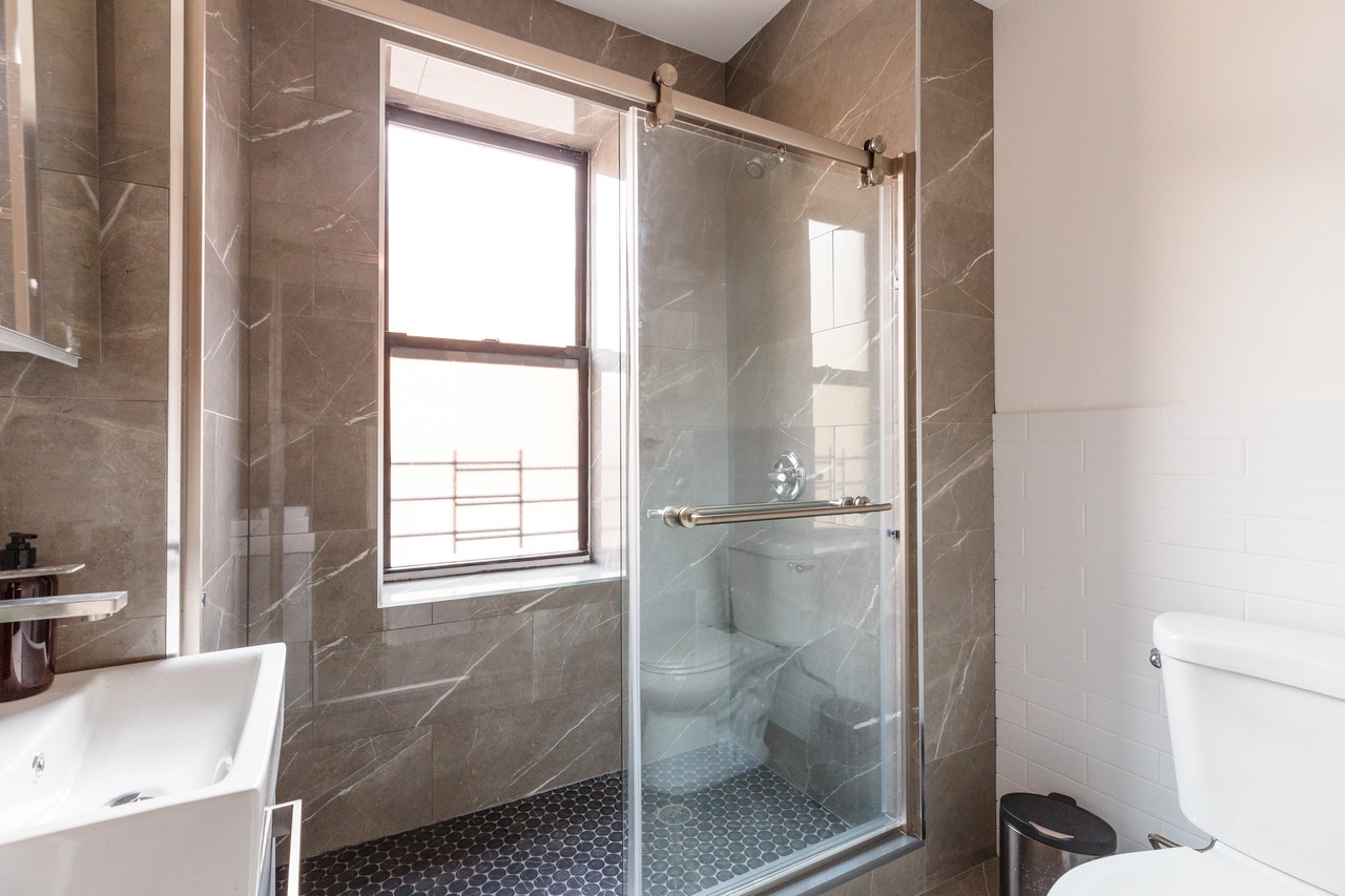 a room in Hamilton Heights photo 8