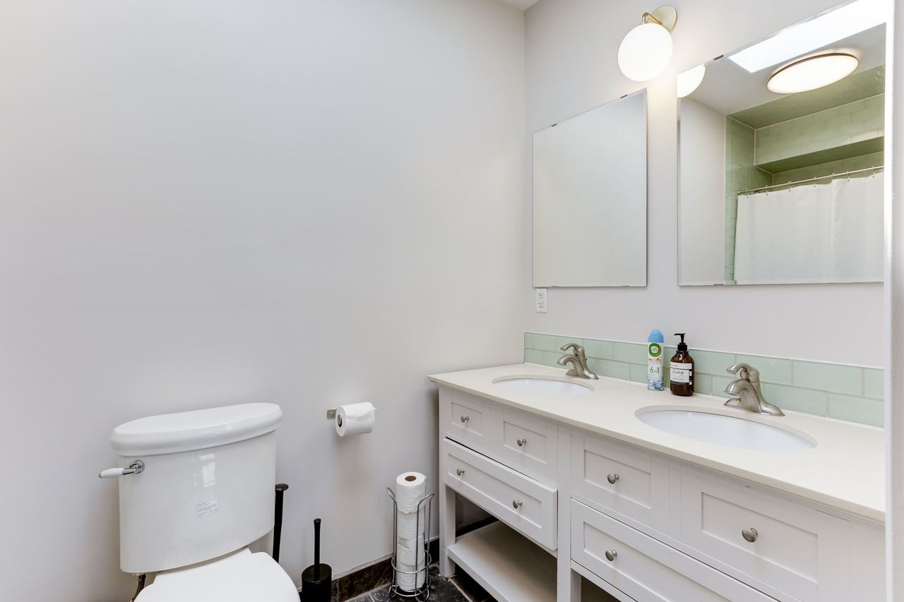 a room in Northeast Washington photo 6