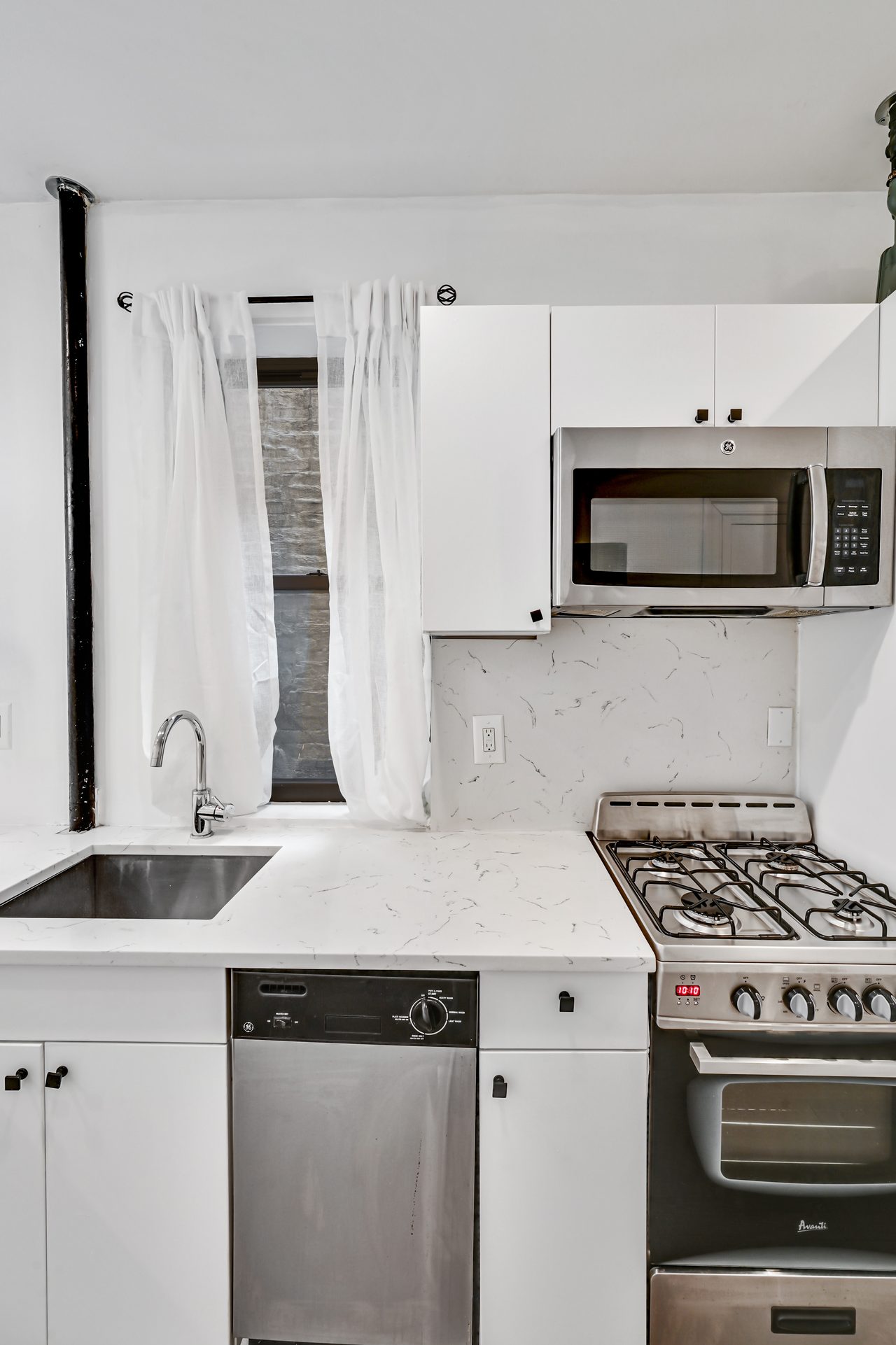 a room in Hell's Kitchen photo 5