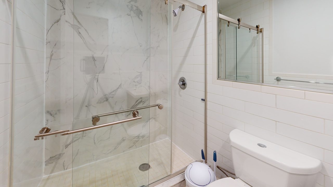 a room in Hamilton Heights photo 9