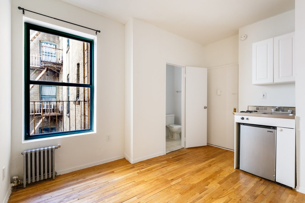 a room in Lincoln Square photo 2