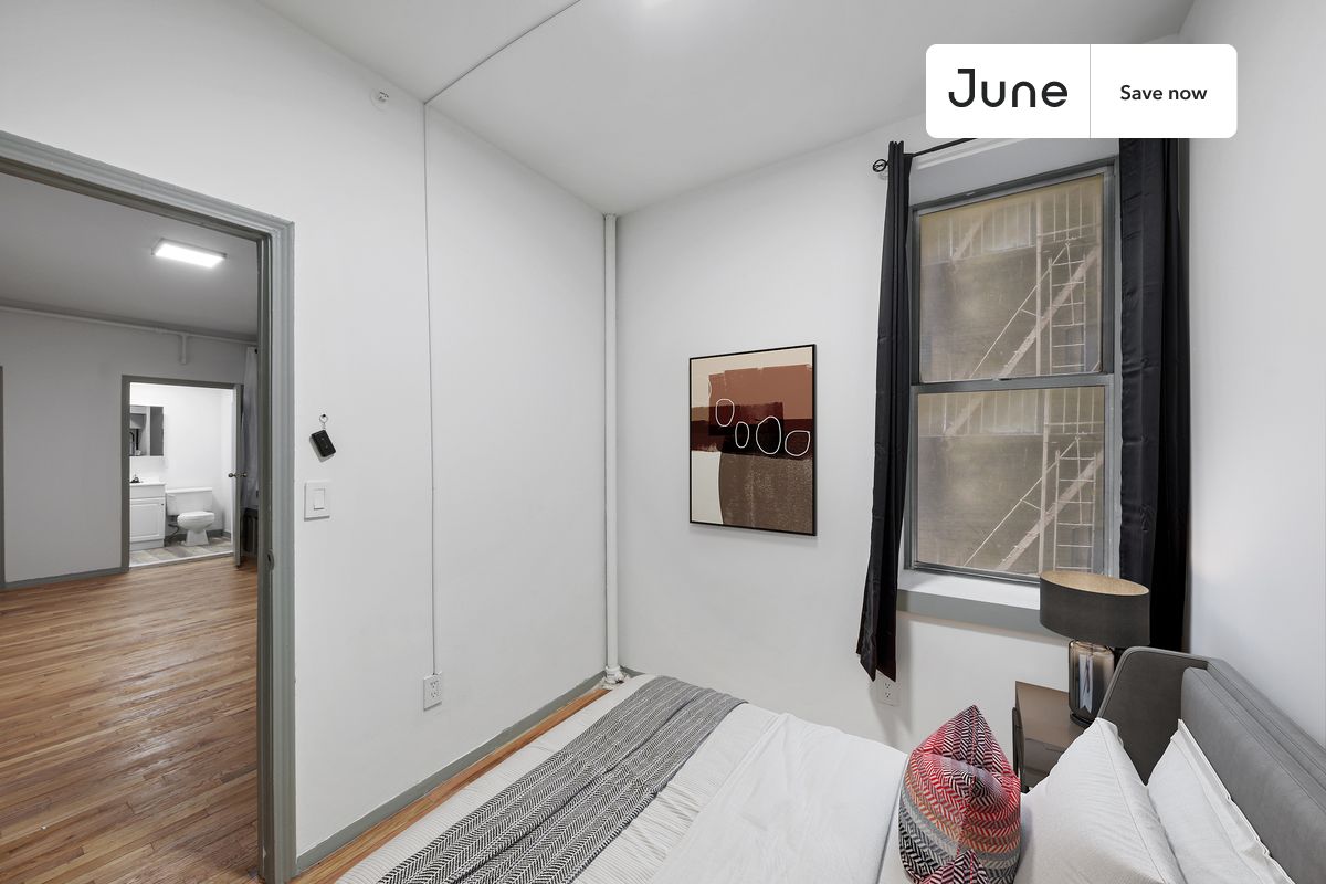 a room in Lincoln Square photo 9